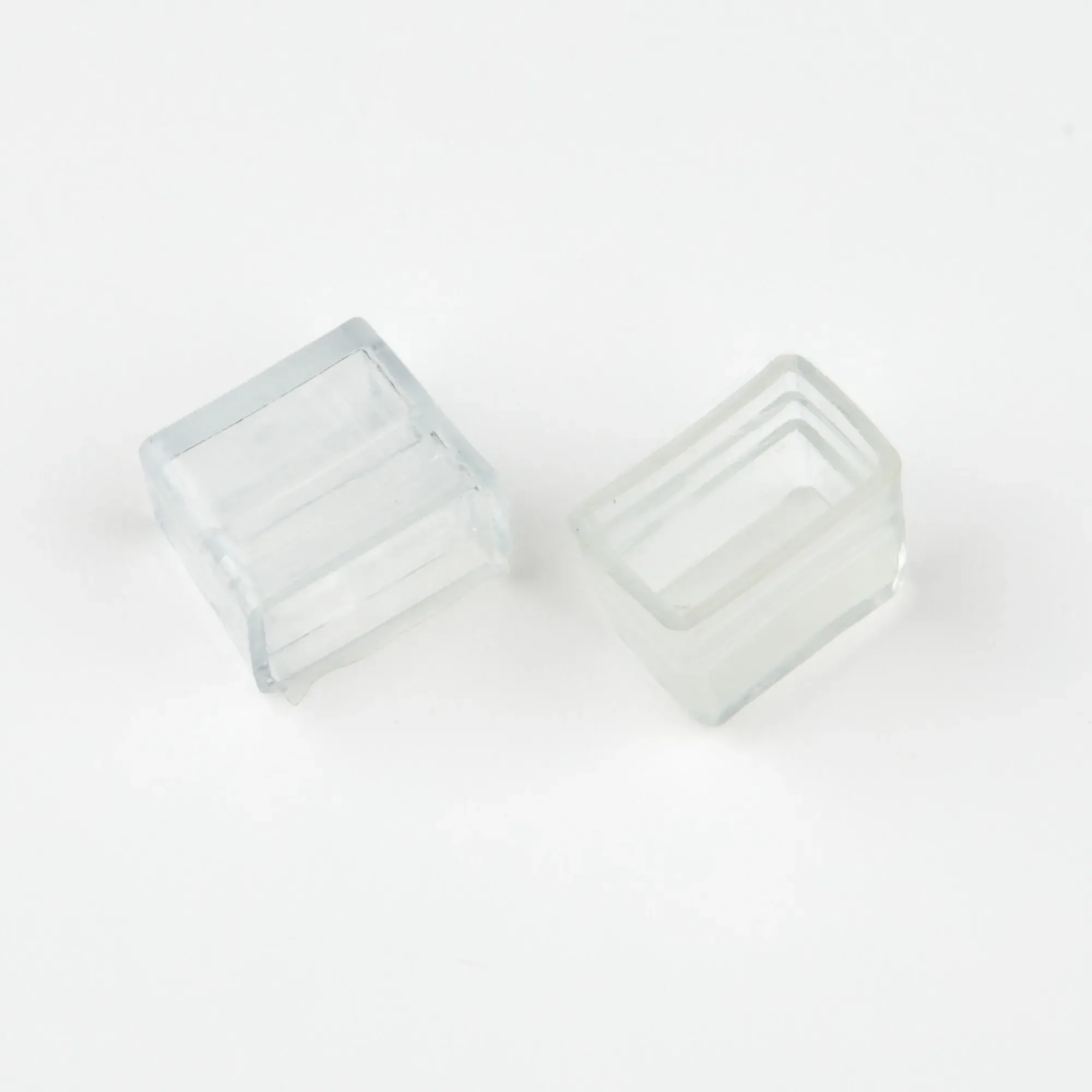 Изолирующий зажим UCW-N03 CLEAR 025 POLYBAG (заглушка) для светодиодных лент ULS-N03 NEON 12В, 8x16мм. Цвет прозрачный, 25 штук в пакете. TM Uniel Uniel UL-00009276