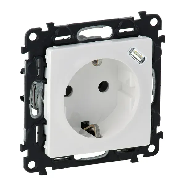 Valena LIFE.Розетка комбинированная 2К+З 16А ~250В со встроенным зарядным устройством USB C 1.5А 5В.С лицевой панелью.Белое LEGRAND 753135