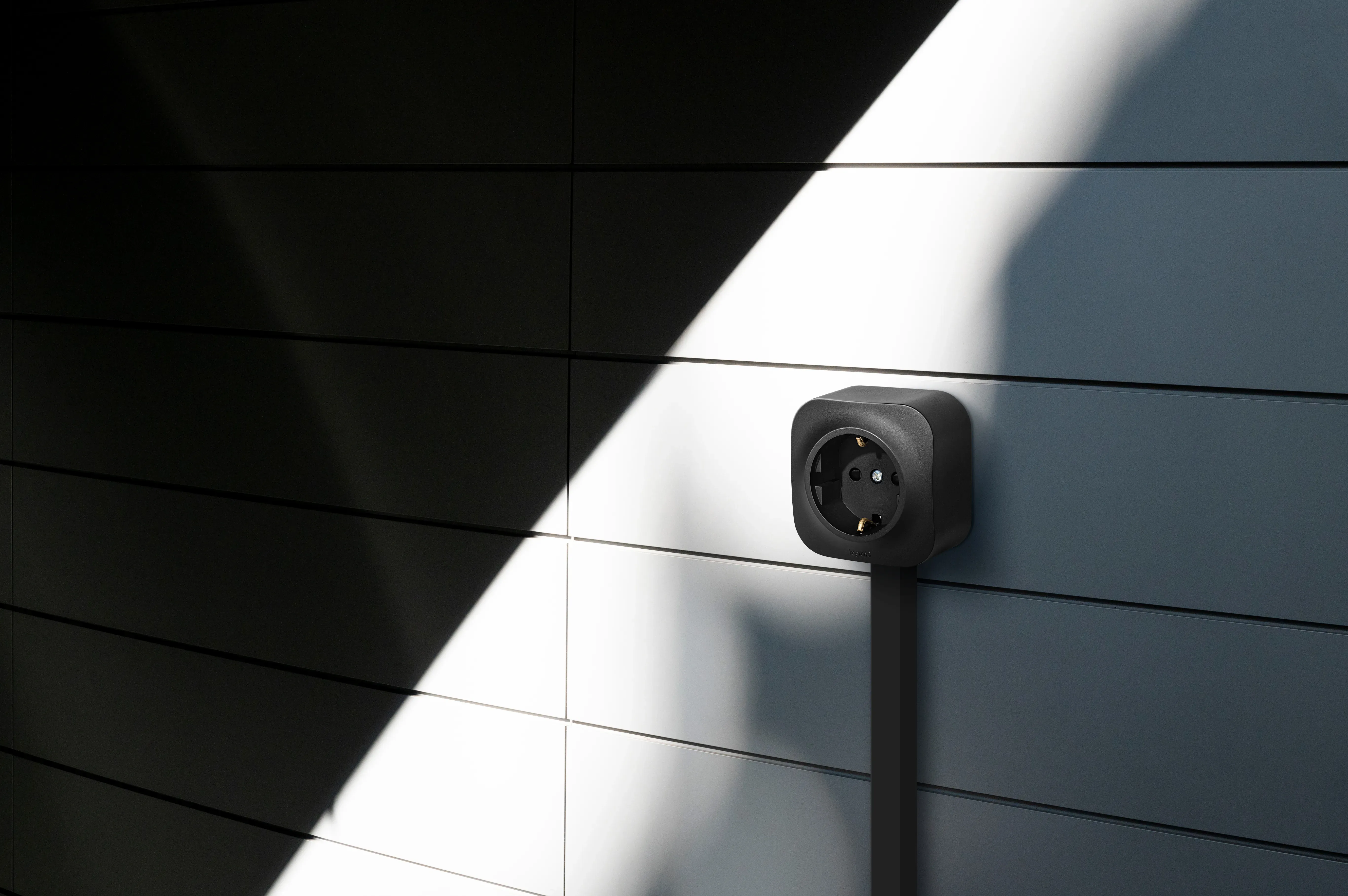 Розетка с заземлением - Legrand Quteo - со шторками IP20 16А 250В винтовые зажимы накладной монтаж - чёрный матовый