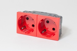 Розетка электрическая 2х2К+З со шторками, с безвинтовым зажимом, под углом 45гр (красный)