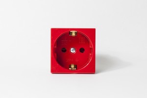 Розетка электрическая 2К+З, с защитными шторками (красный)